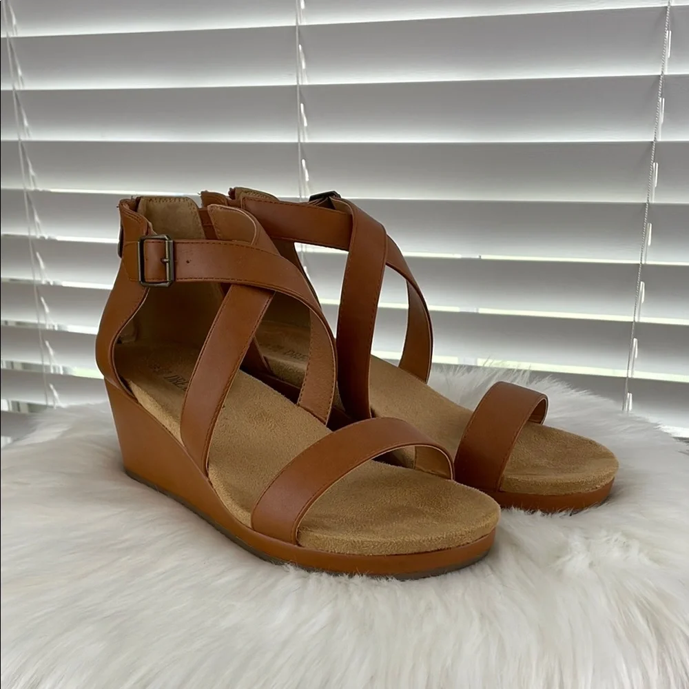 Dream Pairs Tan Wedge Sandals with Crisscross Straps 10